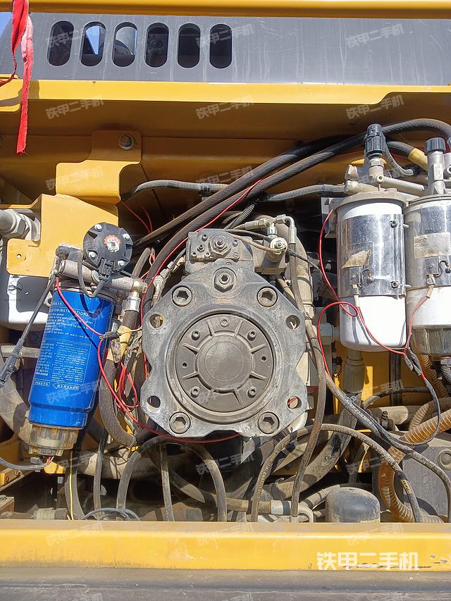 液压泵舱室正面整体（整机外观）