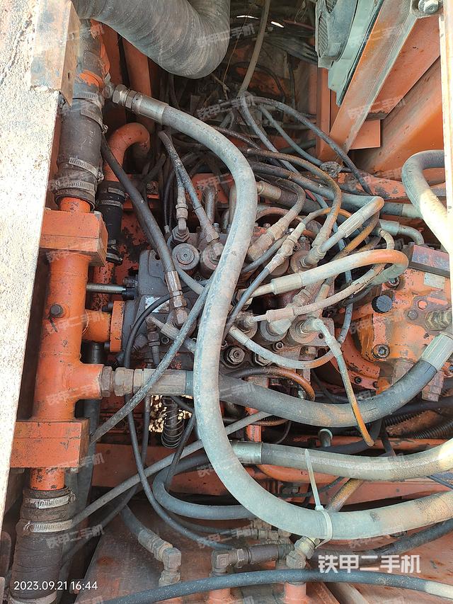 回转马达和主控阀（整机外观）