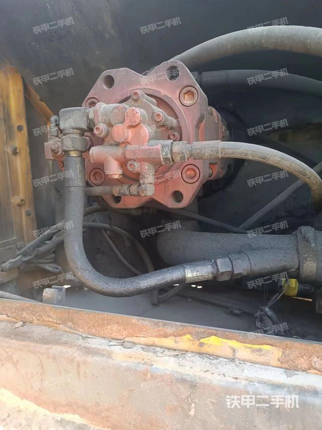 液压泵舱室正面整体（整机外观）