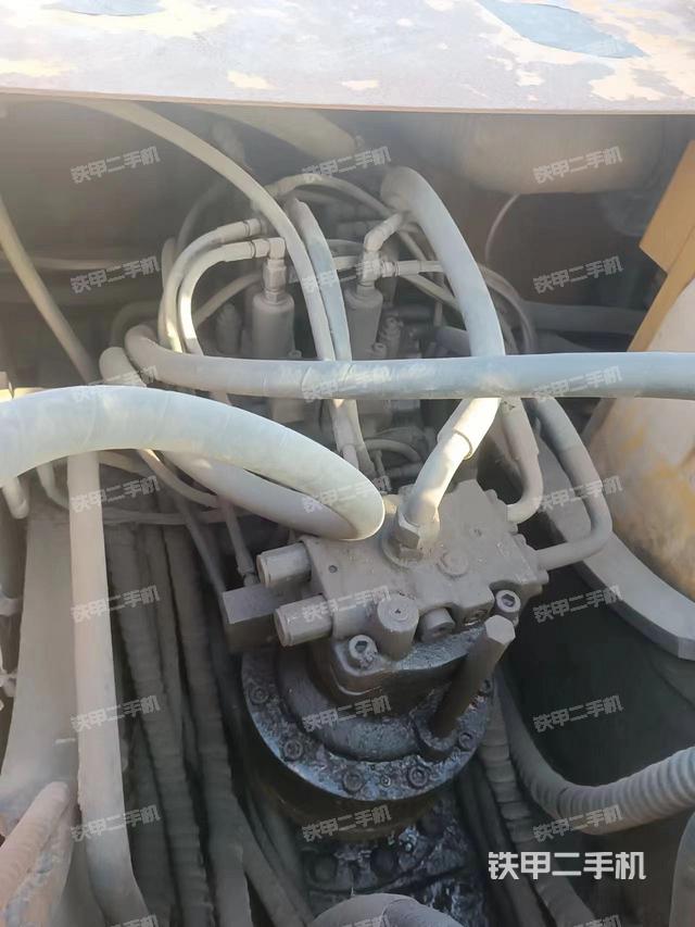 回转马达和主控阀（整机外观）