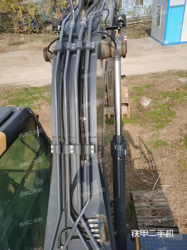 驾驶室顶部（整机外观）