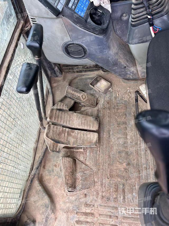 行走控制手柄和踏板 俯拍（驾驶室部分）
