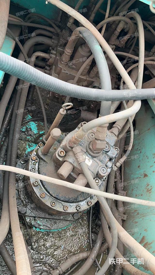 液压泵舱室正面整体（整机外观）