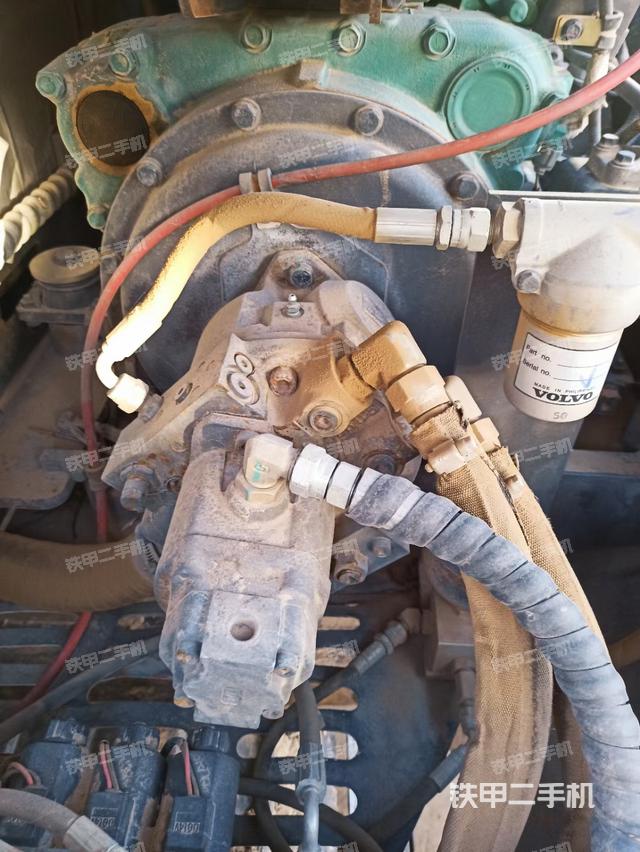 液压泵舱室正面整体（整机外观）