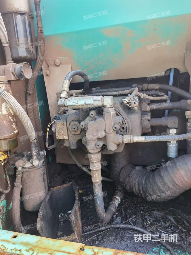 液压泵舱室正面整体（整机外观）