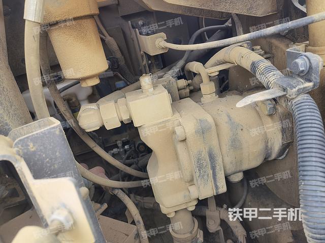 液压泵舱室正面整体（整机外观）