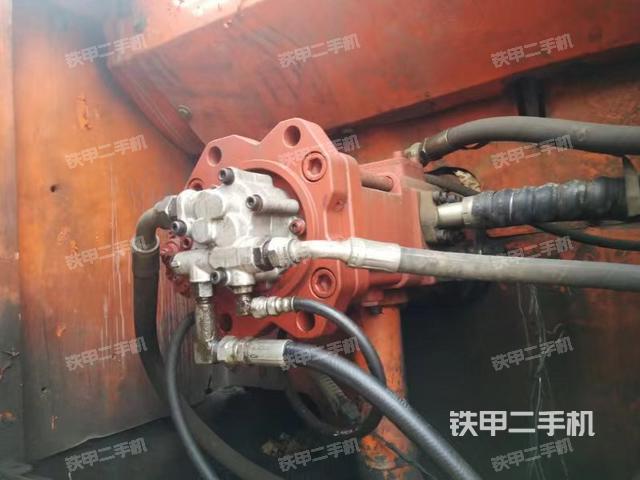 液压泵舱室正面整体（整机外观）