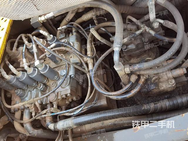 回转马达和主控阀（整机外观）