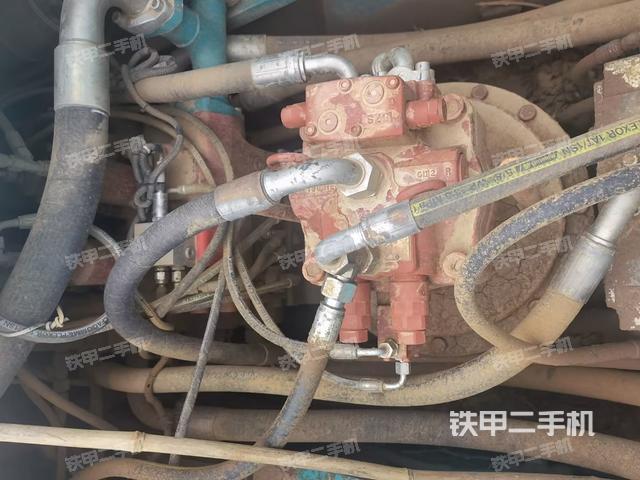 回转马达和主控阀（整机外观）