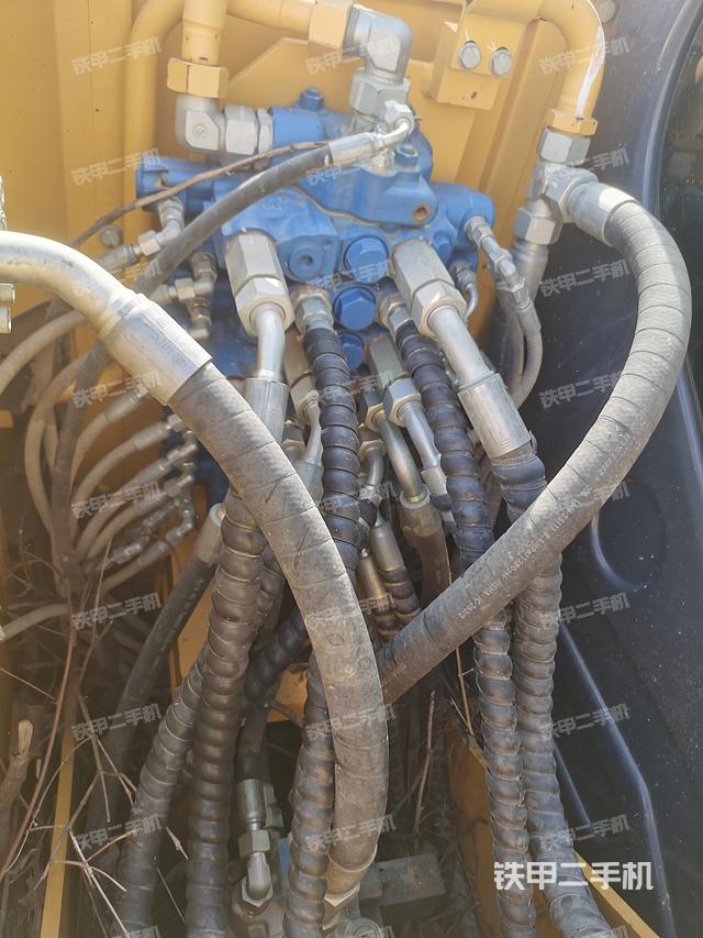 回转马达和主控阀（整机外观）