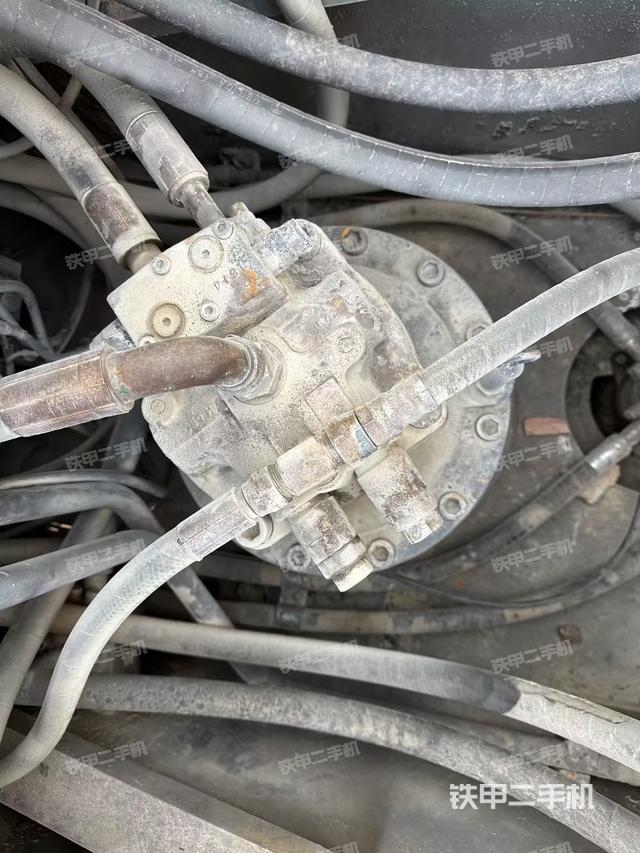 回转马达和主控阀（整机外观）