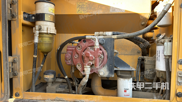 液压泵舱室正面整体（整机外观）