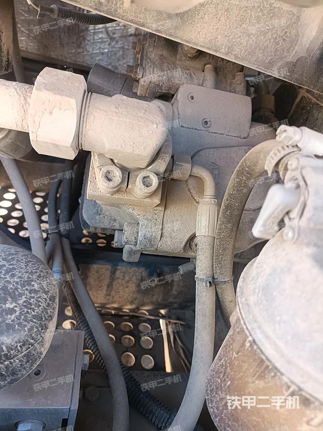 液压泵舱室正面整体（整机外观）