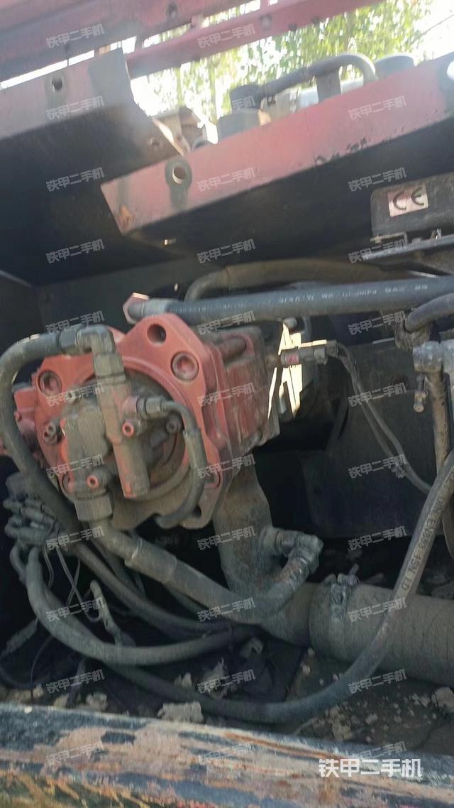 液压泵舱室正面整体（整机外观）