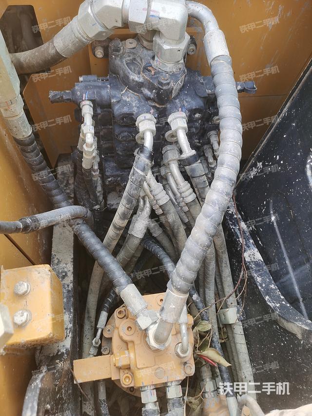 回转马达和主控阀（整机外观）