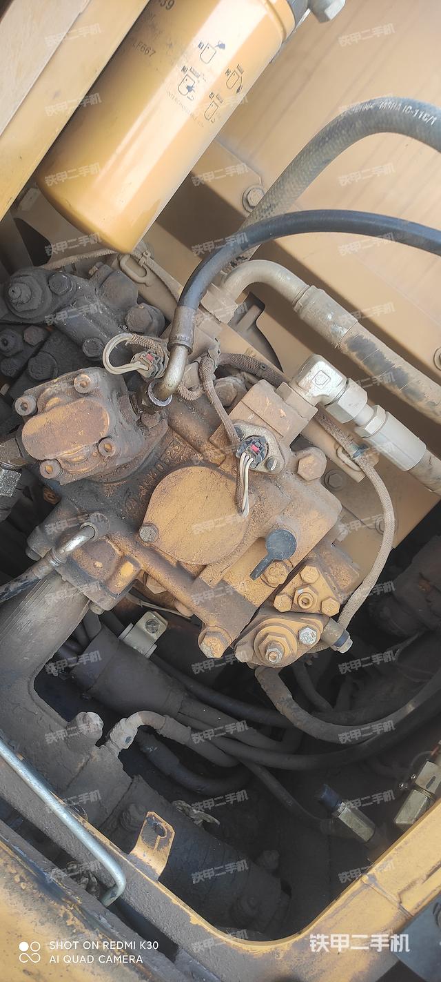 液压泵舱室正面整体（整机外观）