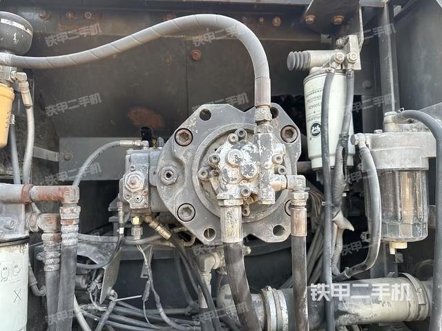 液压泵舱室正面整体（整机外观）