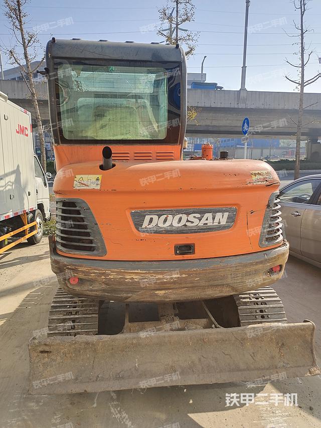 驾驶室顶部（整机外观）