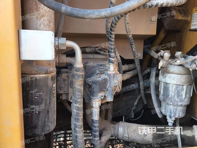 液压泵舱室正面整体（整机外观）