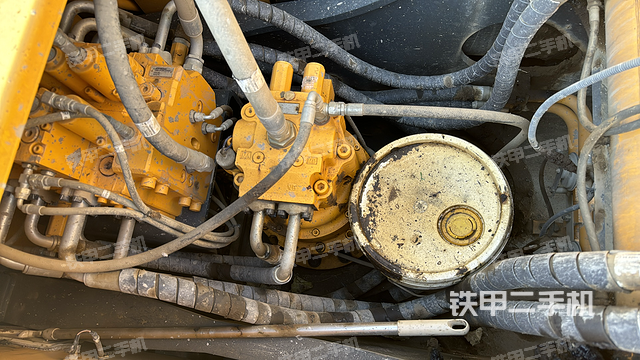 回转马达和主控阀（整机外观）