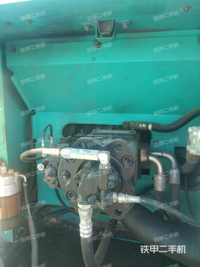 液压泵舱室正面整体（整机外观）