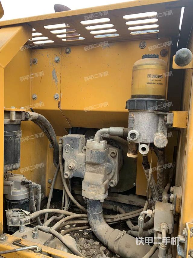 液压泵舱室正面整体（整机外观）