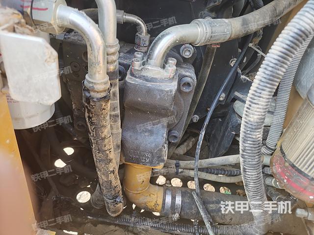 液压泵舱室正面整体（整机外观）