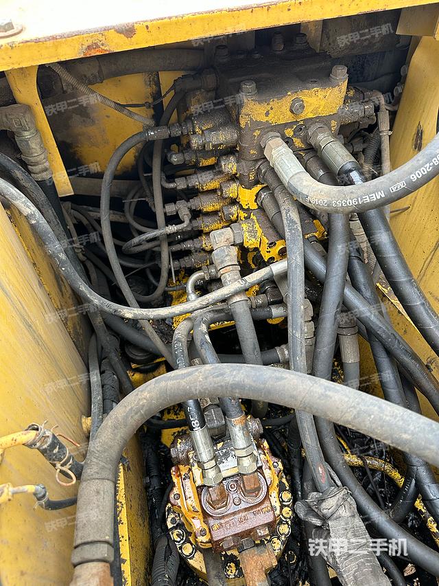 回转马达和主控阀（整机外观）