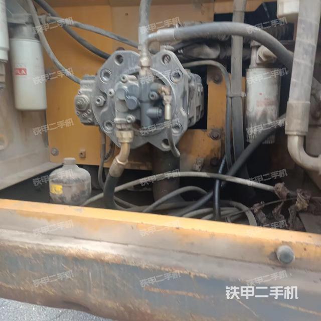 液压泵舱室正面整体（整机外观）
