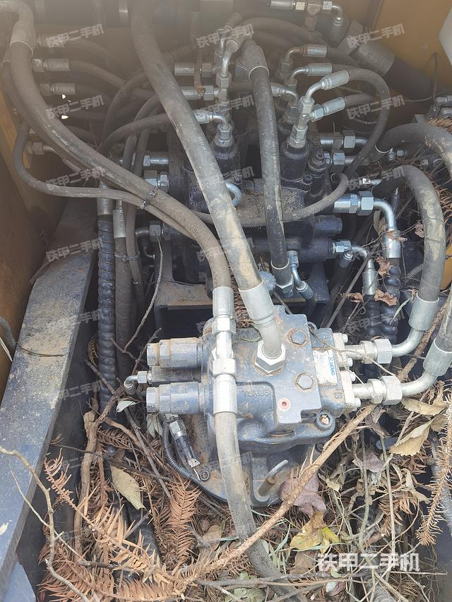 回转马达和主控阀（整机外观）