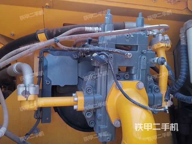 液压泵舱室正面整体（整机外观）