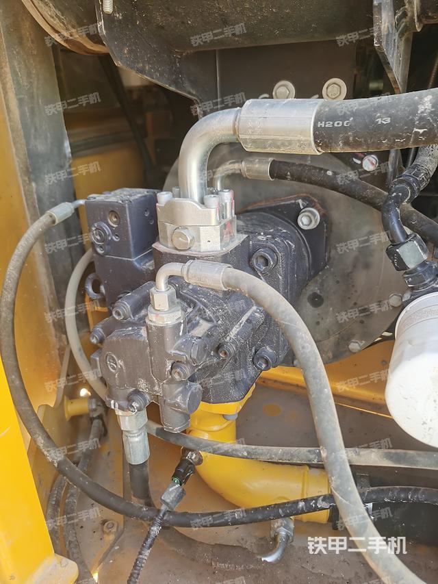 液压泵舱室正面整体（整机外观）