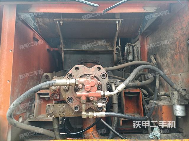 液压泵舱室正面整体（整机外观）