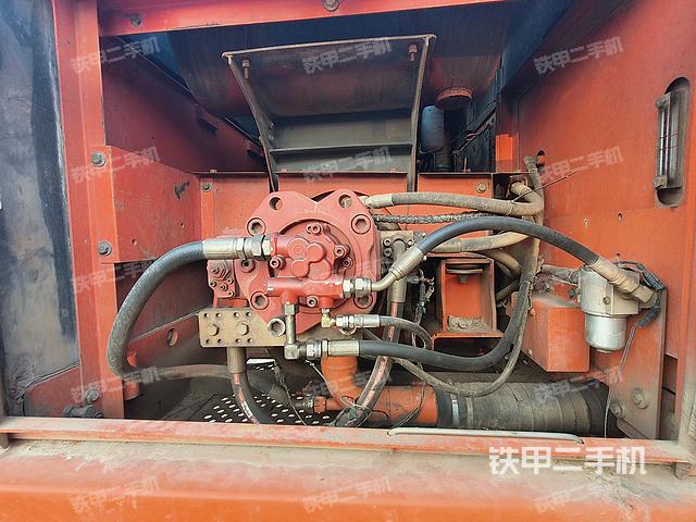 液压泵舱室正面整体（整机外观）