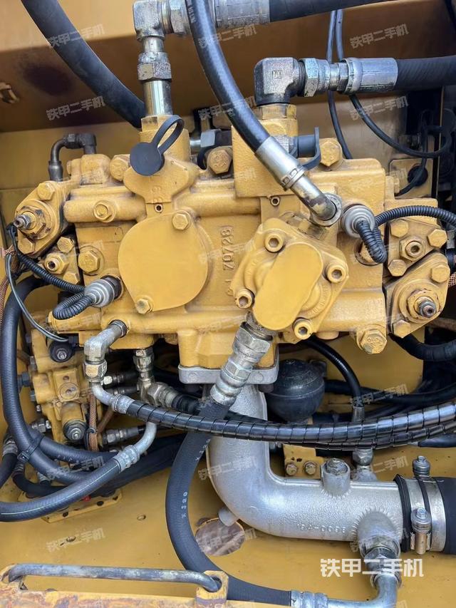 液压泵舱室正面整体（整机外观）