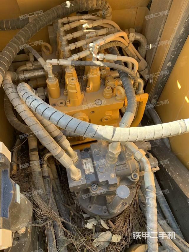 回转马达和主控阀（整机外观）