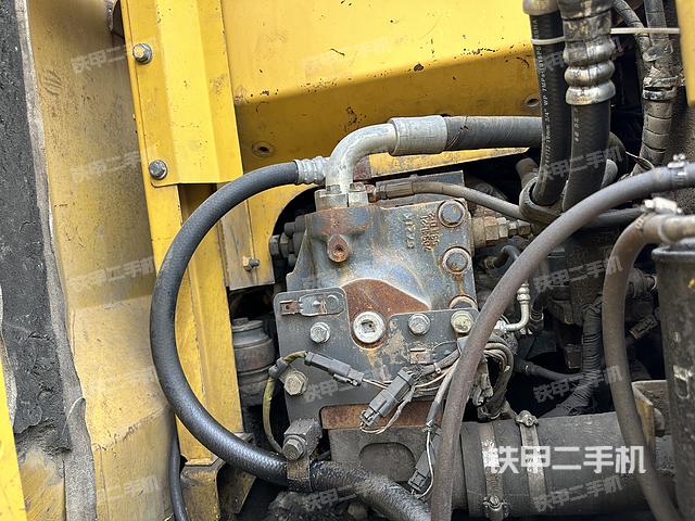 液压泵舱室正面整体（整机外观）