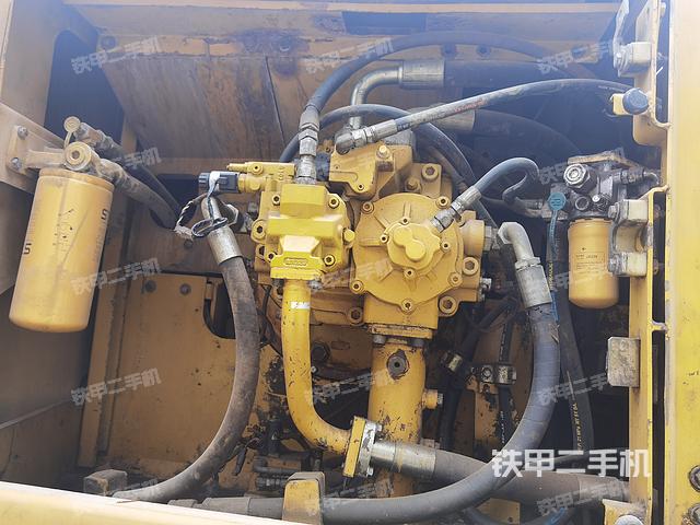 液压泵舱室正面整体（整机外观）