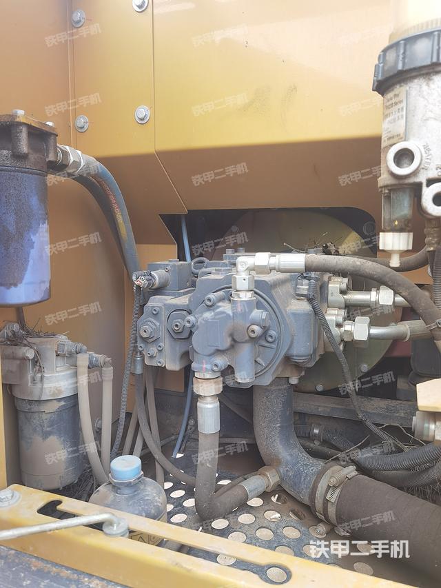 液压泵舱室正面整体（整机外观）