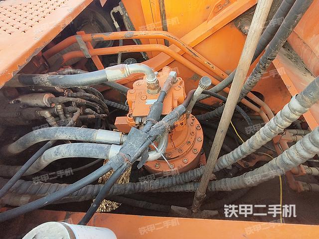 回转马达和主控阀（整机外观）