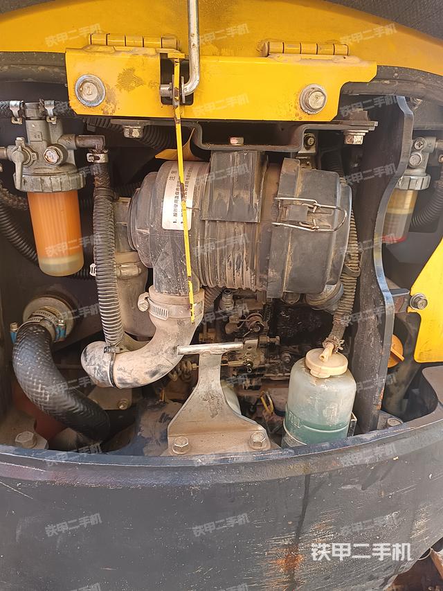 液压泵舱室正面整体（整机外观）