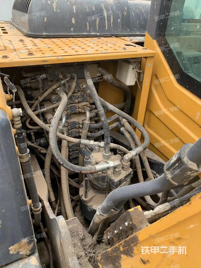 回转马达和主控阀（整机外观）