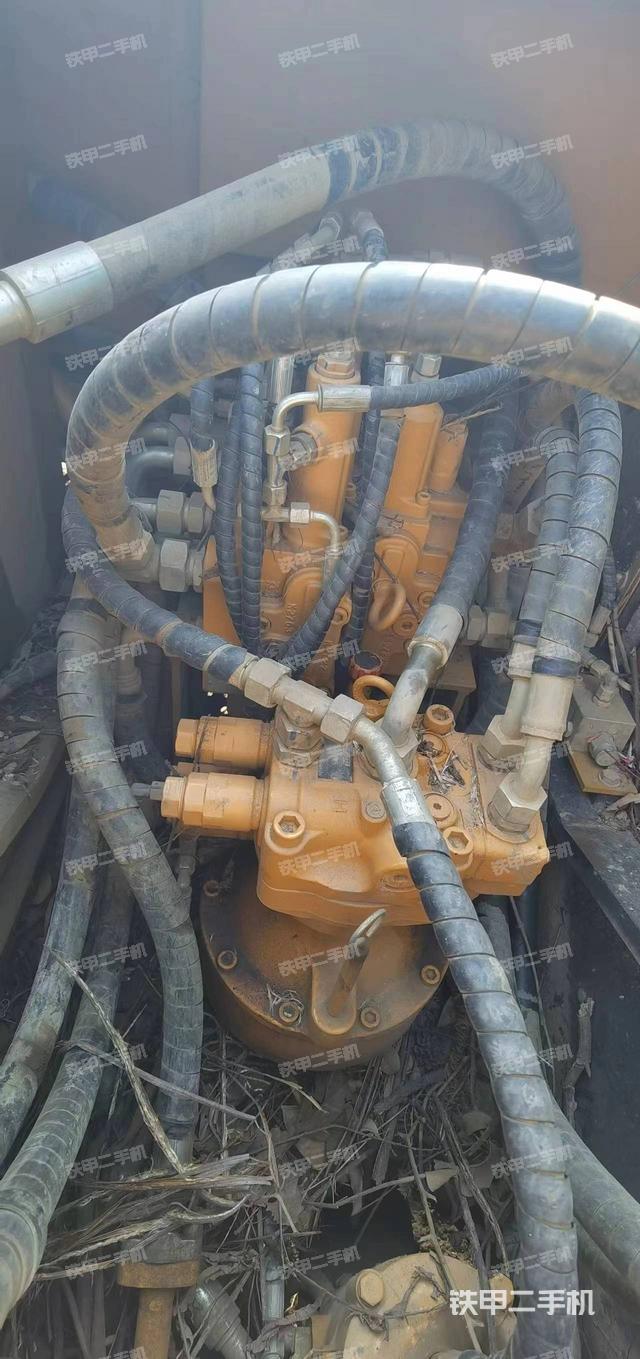 回转马达和主控阀（整机外观）