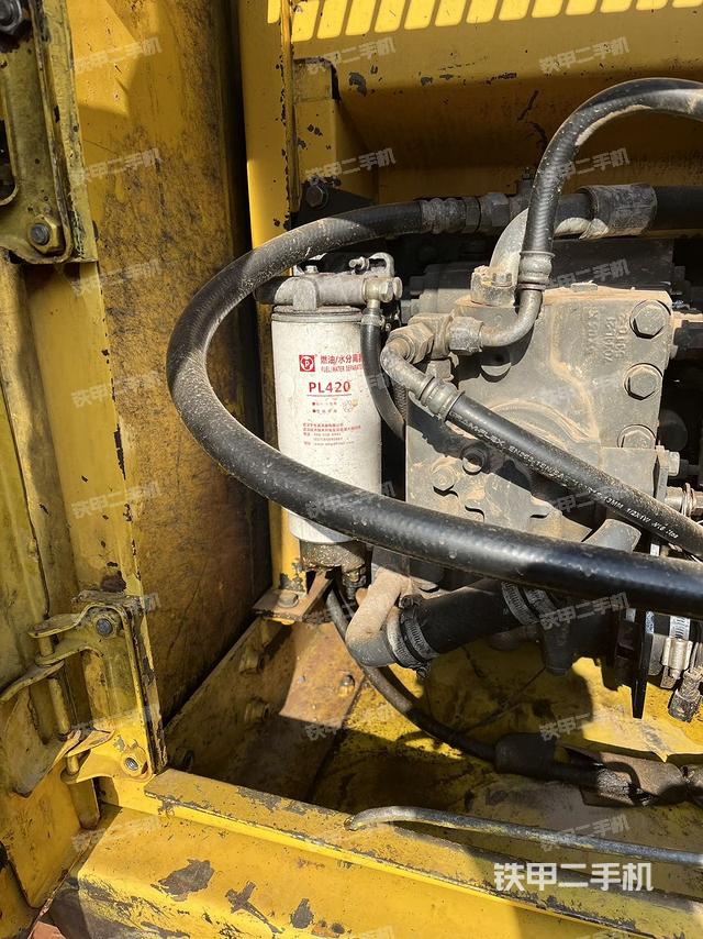 液压泵舱室正面整体（整机外观）