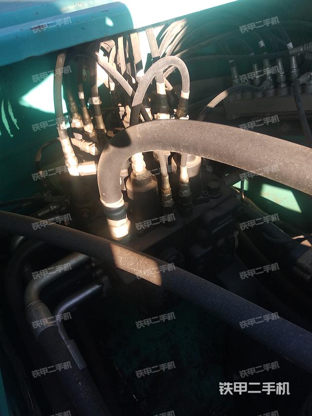 回转马达和主控阀（整机外观）