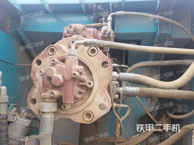 液压泵舱室正面整体（整机外观）