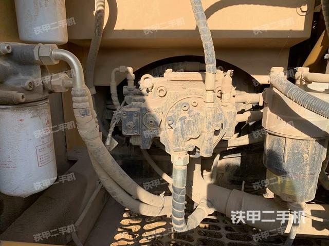 液压泵舱室正面整体（整机外观）