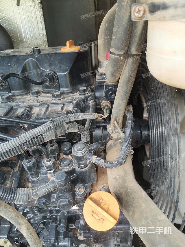 液压泵舱室正面整体（整机外观）