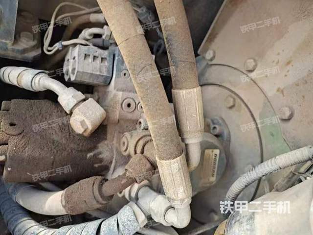 液压泵舱室正面整体（整机外观）