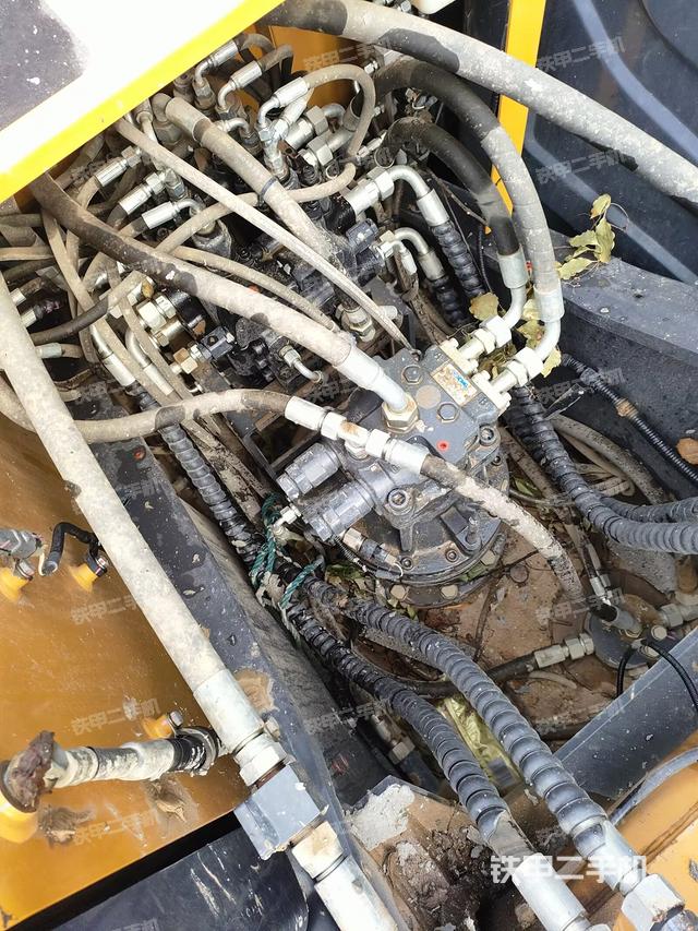 回转马达和主控阀（整机外观）